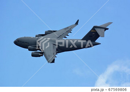 大空を翔るアメリカ空軍のC-17輸送機の写真素材 [67569806] - PIXTA