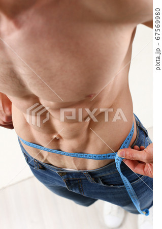 The man lost weight thanks to a diet and pumped the press 67569980
