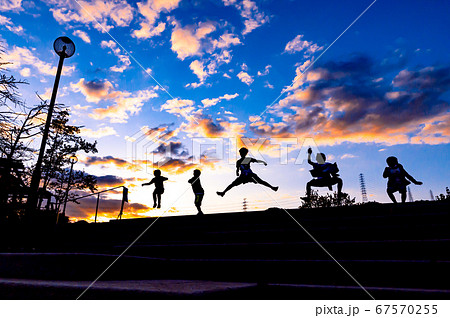 夕焼けとシルエット 宝塚の北公園の展望台の写真素材