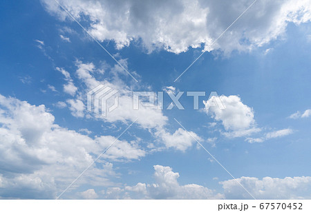 夏の空 黒い雲 青い空 暗い雲 白い雲 背景素材の写真素材