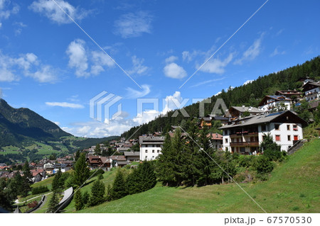 ドロミテの青空 67570530