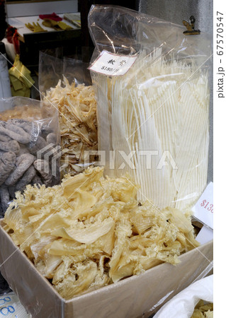 香港 徳輔道西の乾物店で売られる高級食材 魚の浮き袋 魚膠 魚胆 と呼ばれ 高級中華には欠かせないの写真素材
