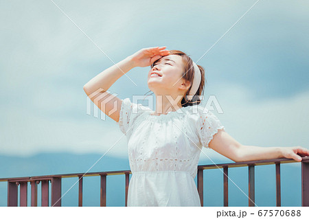 自然の中にいる女性 67570688