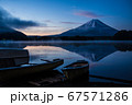 富士山と湖 67571286