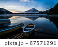 富士山と湖 67571291