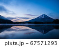 富士山と湖 67571293