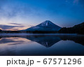 富士山と湖 67571296