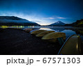 富士山と湖 67571303