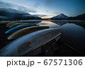 富士山と湖 67571306