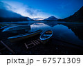 富士山と湖 67571309