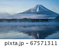 富士山と湖 67571311