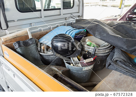 建築業　下請け業者の軽トラの荷台 67572328