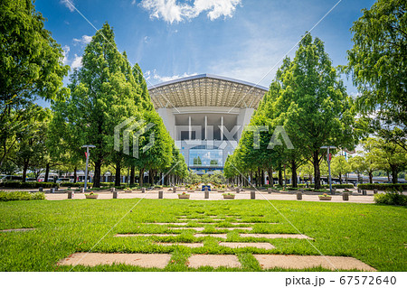 埼玉スタジアム02と公園の新緑 初夏の写真素材