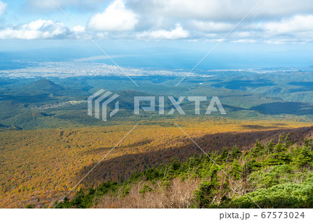 秋の紅葉見頃時期 八甲田山の山頂から陸奥湾、青森市内の眺め 秋の紅葉見頃時期 八甲田山の山頂から陸奥湾、青森市内の眺め 67573024