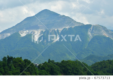 秩父散歩：秩父のシンボル武甲山と秩父市内の街並み　 67573713