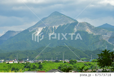 秩父散歩:秩父のシンボル武甲山と秩父市内の街並み 秩父散歩:秩父のシンボル武甲山と秩父市内の街並み 67573718