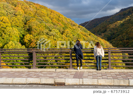 城ヶ倉大橋 10月秋の紅葉見頃時期 橋の上で観光する観光客 青森県 城ヶ倉大橋 10月秋の紅葉見頃時期 橋の上で観光する観光客 青森県 67573912