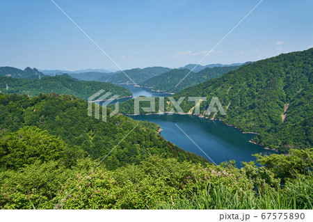 福島県　国道252号線　雪わり街道展望台からの田子倉湖の眺め 67575890