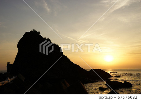 三陸ジオパーク茂師海岸の夜明け　 67576032