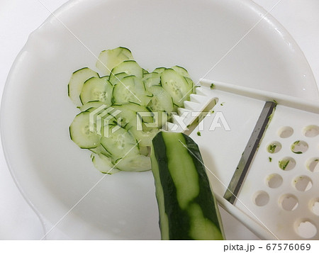 きゅうりをスライスする 67576069
