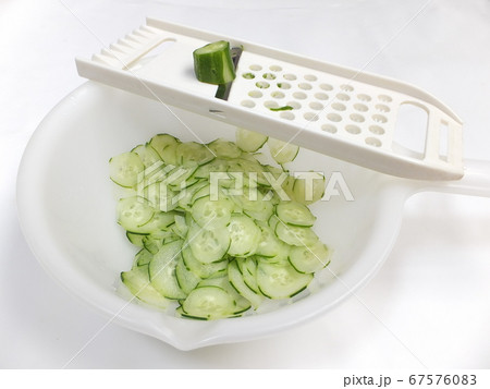 きゅうりをスライスする 67576083
