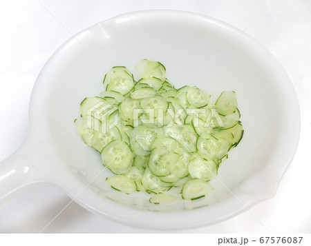 スライスきゅうり　酢の物の下ごしらえ 67576087