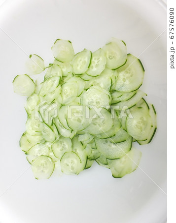 スライスきゅうり 酢の物の下ごしらえ スライスきゅうり 酢の物の下ごしらえ 67576090