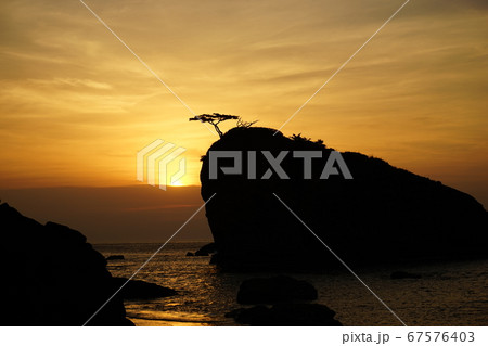 三陸ジオパーク茂師海岸の夜明け　 67576403