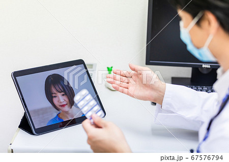 オンライン診療で薬の説明をする医師 オンライン診療で薬の説明をする医師 67576794