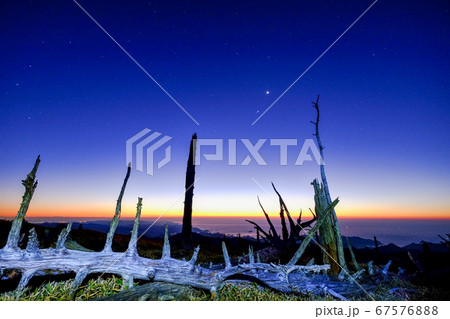 大台ケ原の夜明け（奈良県吉野郡上北山村） 67576888