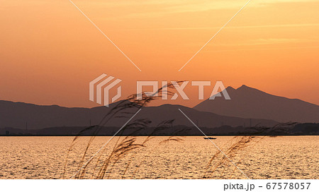 霞ヶ浦から望む筑波山の夕景(シルエット) 霞ヶ浦から望む筑波山の夕景(シルエット) 67578057