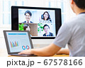 オンラインミーティングを家で行うビジネスシーン 67578166