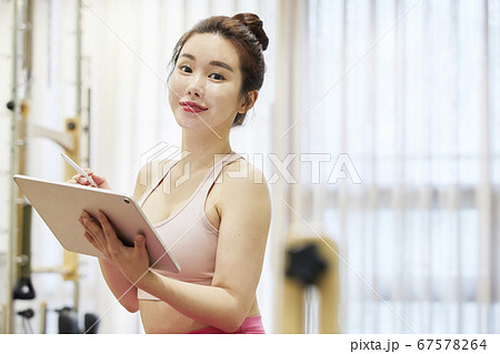 ピラティス 女性 女 67578264