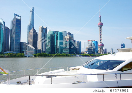 上海市浦東新区の高層ビル群とクルーザー 67578991