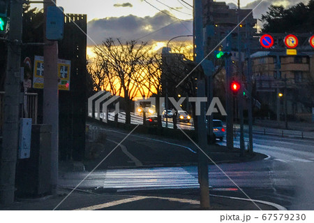 雨上がりの夜明け 67579230