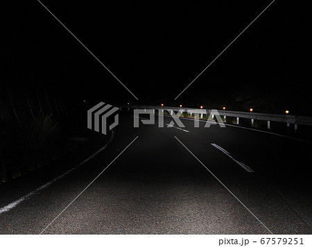 夜の山道 夜の山道 67579251