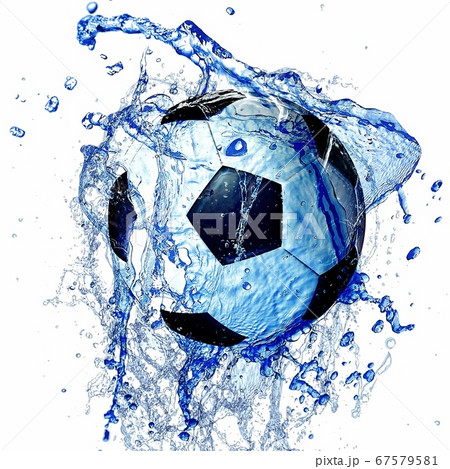 しぶきを上げるサッカーボール しぶきを上げるサッカーボール 67579581