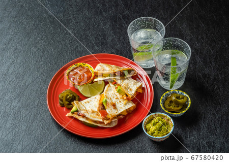 ケサディーヤ メキシコ料理 Mexican taco sandwich (Quesadilla) ケサディーヤ メキシコ料理 Mexican taco sandwich (Quesadilla) 67580420