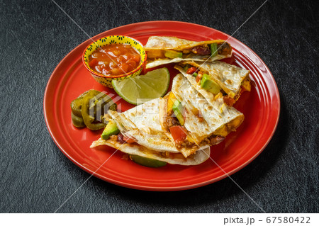 ケサディーヤ　メキシコ料理　Mexican taco sandwich (Quesadilla) 67580422