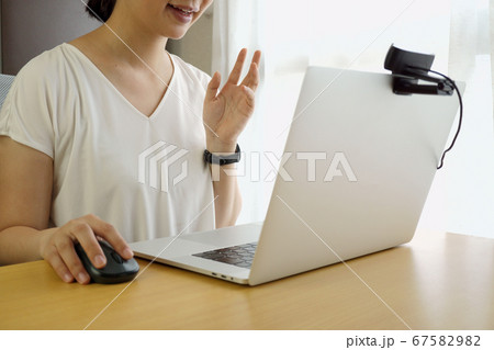 ビデオ通話で会話する女性 67582982