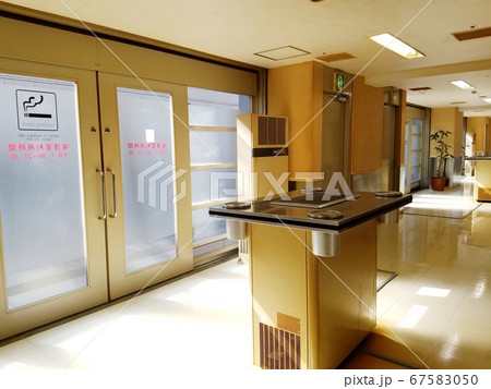 喫煙所　ソーシャルディスタンス 67583050