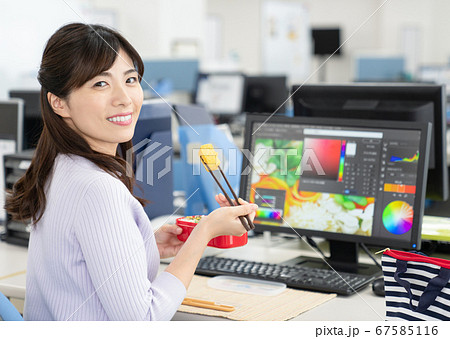 オフィスでお弁当 67585116