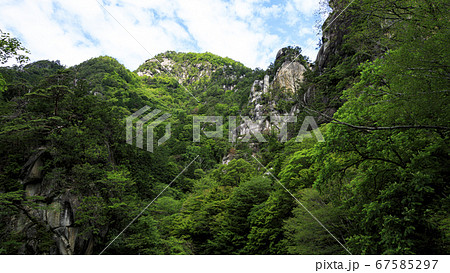 初夏の山梨市奇岩怪石の昇仙峡 初夏の山梨市奇岩怪石の昇仙峡 67585297