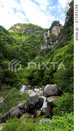 初夏の山梨市奇岩怪石の昇仙峡 67585298