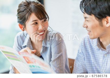 旅行のパンフレットを見ながら計画を立てる男女 旅行のパンフレットを見ながら計画を立てる男女 67586578
