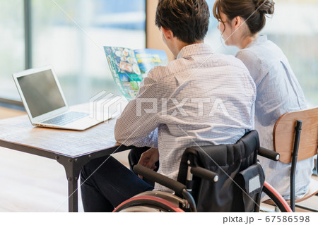 旅行のパンフレットを見ながら計画を立てる男女 旅行のパンフレットを見ながら計画を立てる男女 67586598