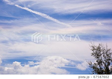 飛行機雲と淡い彩雲 飛行機雲と淡い彩雲 67587602