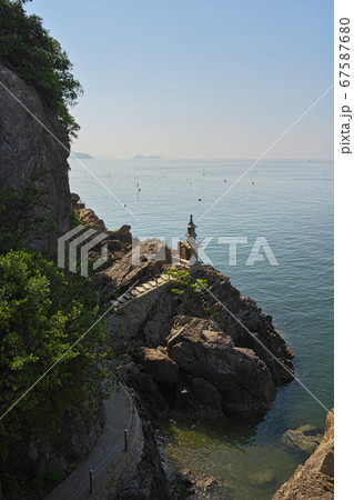 《広島県》磐台寺　阿伏兎観音堂からの眺め、青空と瀬戸内海 67587680