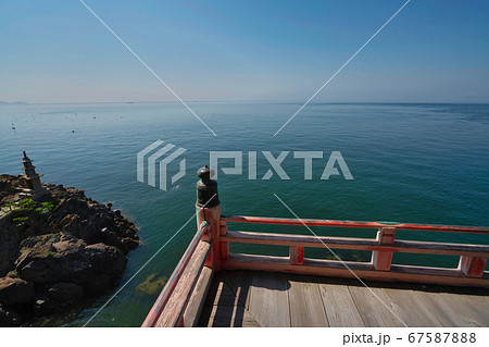 《広島県》磐台寺 阿伏兎観音堂からの眺め、青空と瀬戸内海 《広島県》磐台寺 阿伏兎観音堂からの眺め、青空と瀬戸内海 67587888