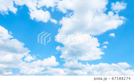 初夏の爽やかな青空 67588274